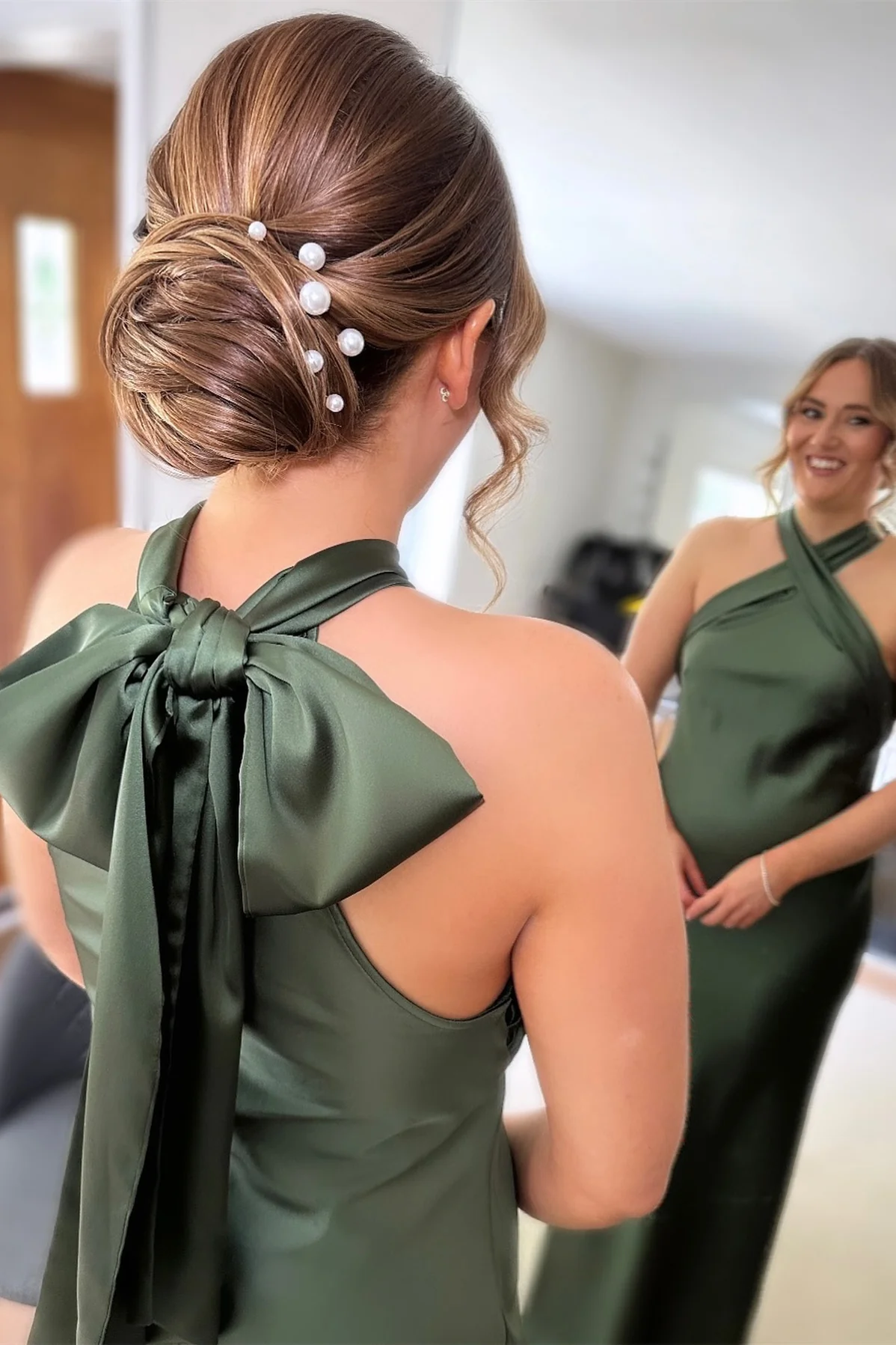 Green Bow Halter Neck Sheath Satin Bridesmaid Dresses