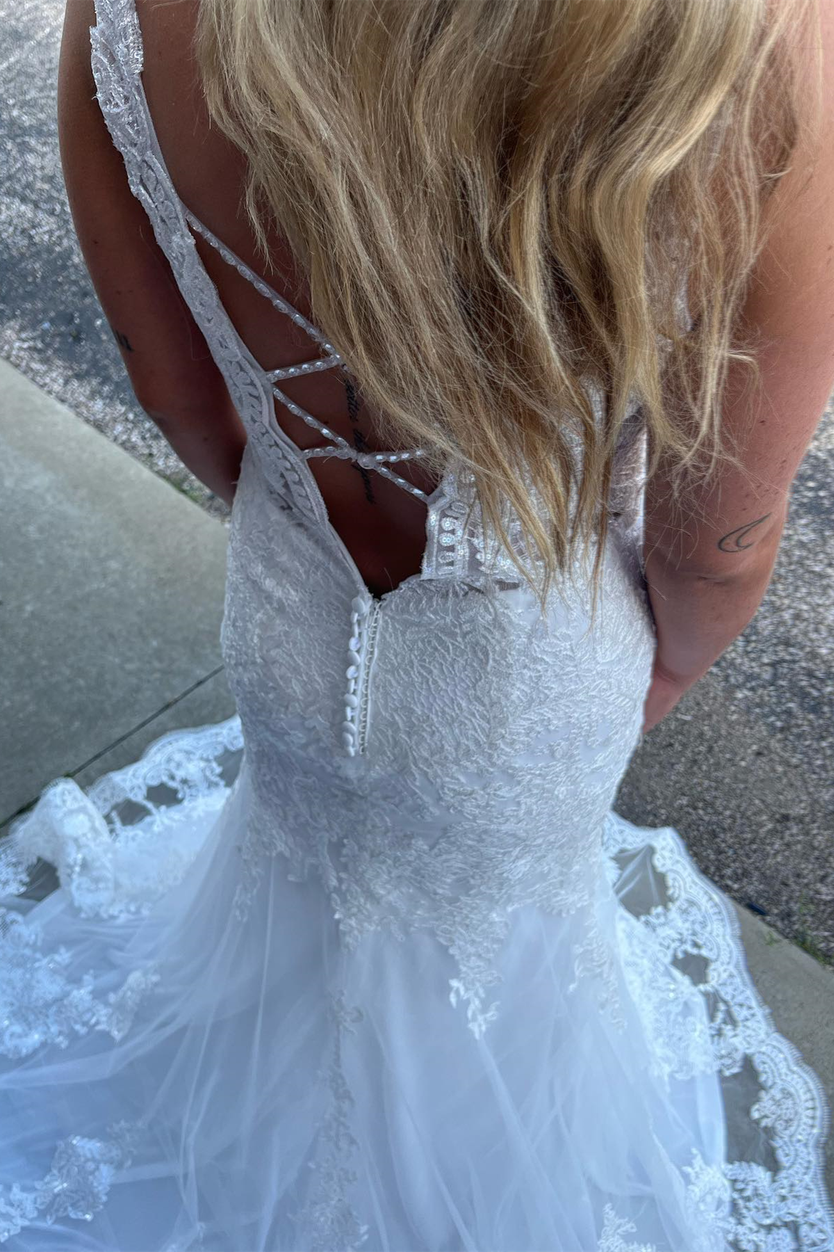 White Trumpet V Neck Appliques Lace-Up Tulle Long Wedding Dress