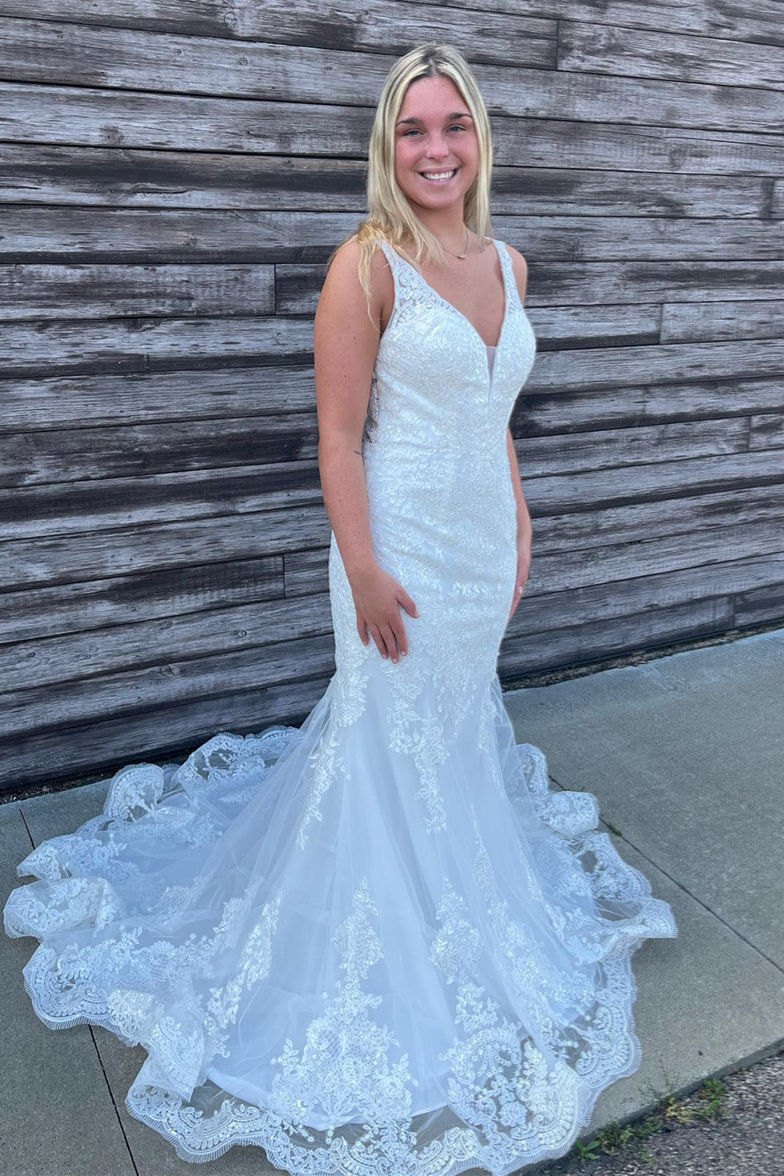 White Trumpet V Neck Appliques Lace-Up Tulle Long Wedding Dress
