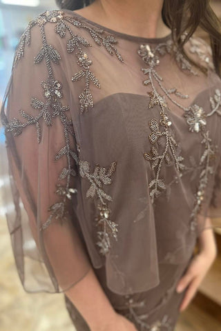Braunes, floral besticktes, langes Mutterkleid im Meerjungfrau-Stil mit Umhang