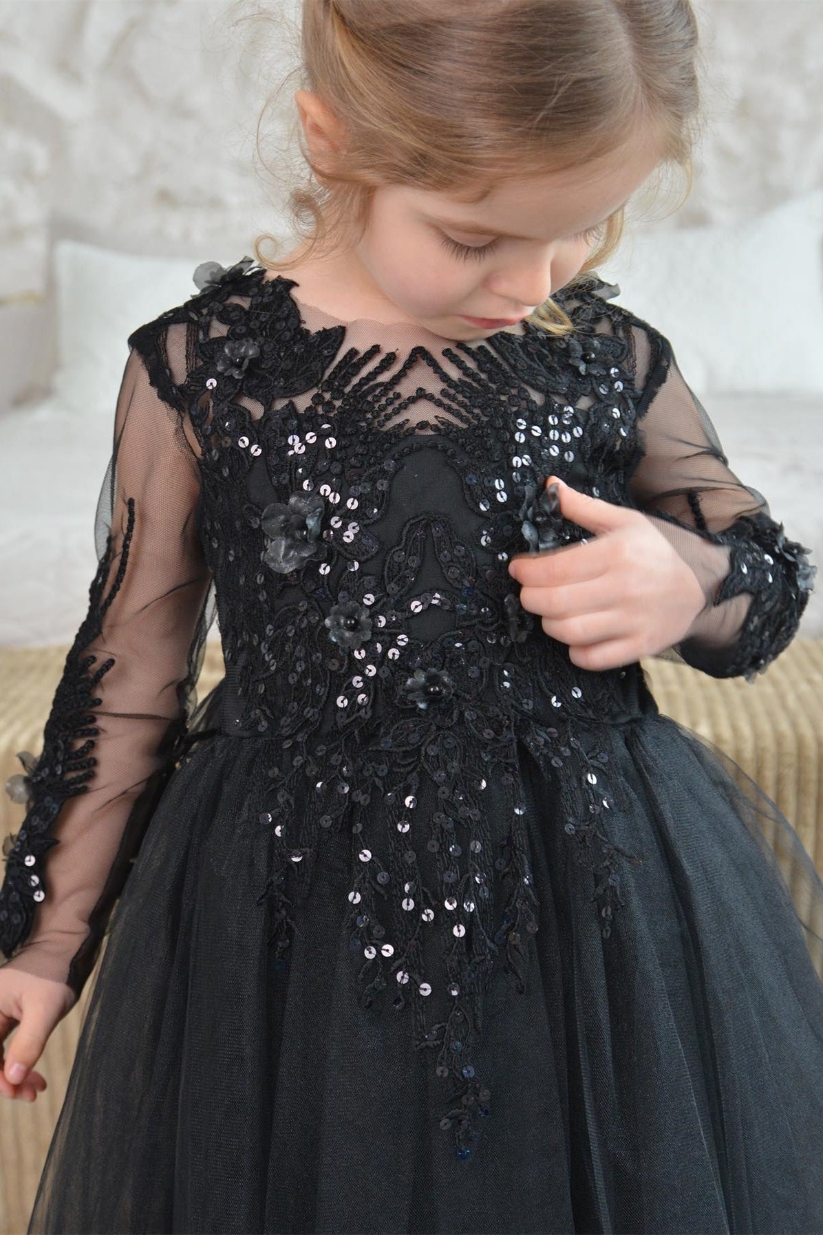 Schwarzes, rückenfreies A-Linien-Blumenmädchenkleid aus Tüll mit Paillettenstickerei und Schleife