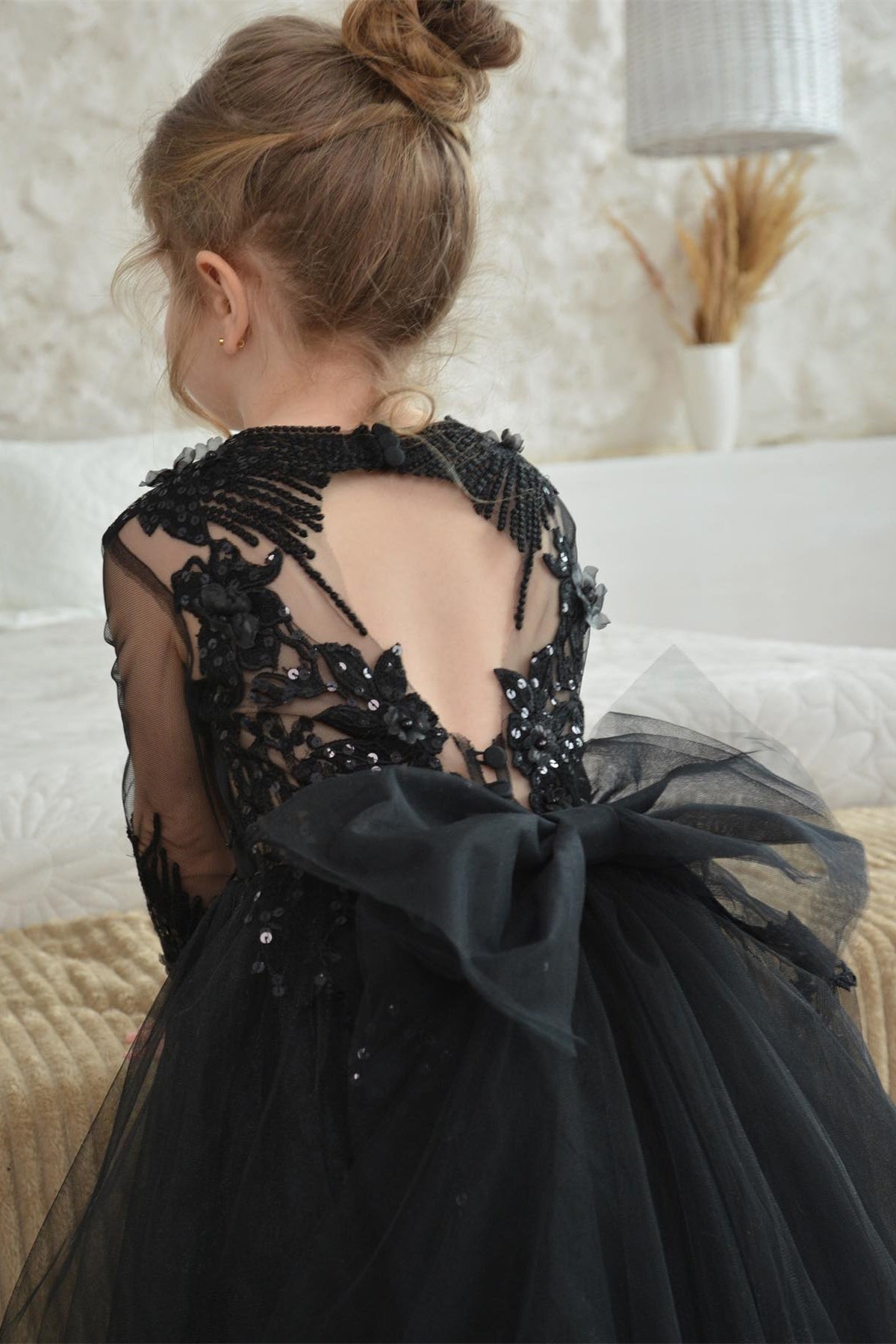 Schwarzes, rückenfreies A-Linien-Blumenmädchenkleid aus Tüll mit Paillettenstickerei und Schleife