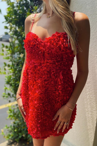 Kurzes herzförmiges Partykleid mit roten Blumenblütenapplikationen