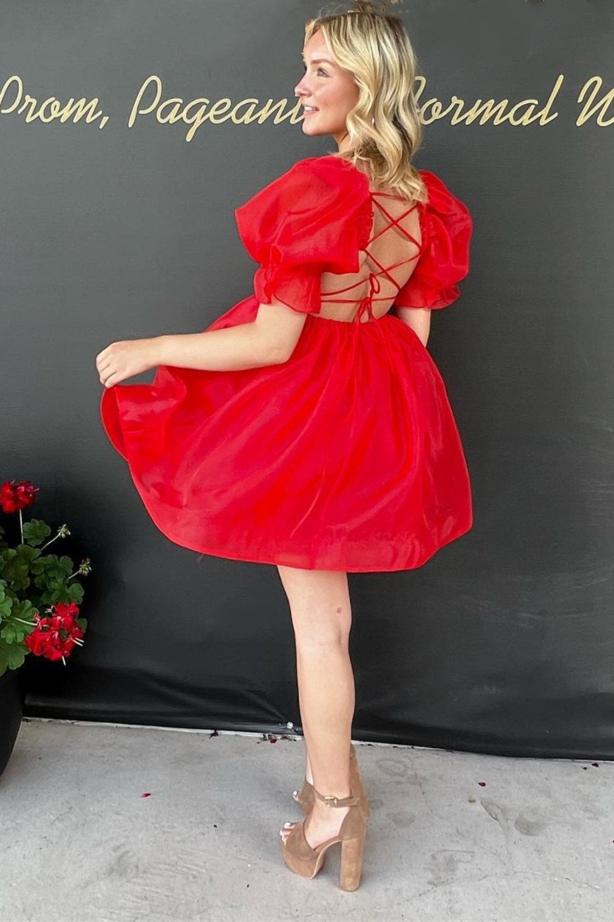 Rotes kurzes Kleid mit quadratischem Ausschnitt und Ballonärmeln