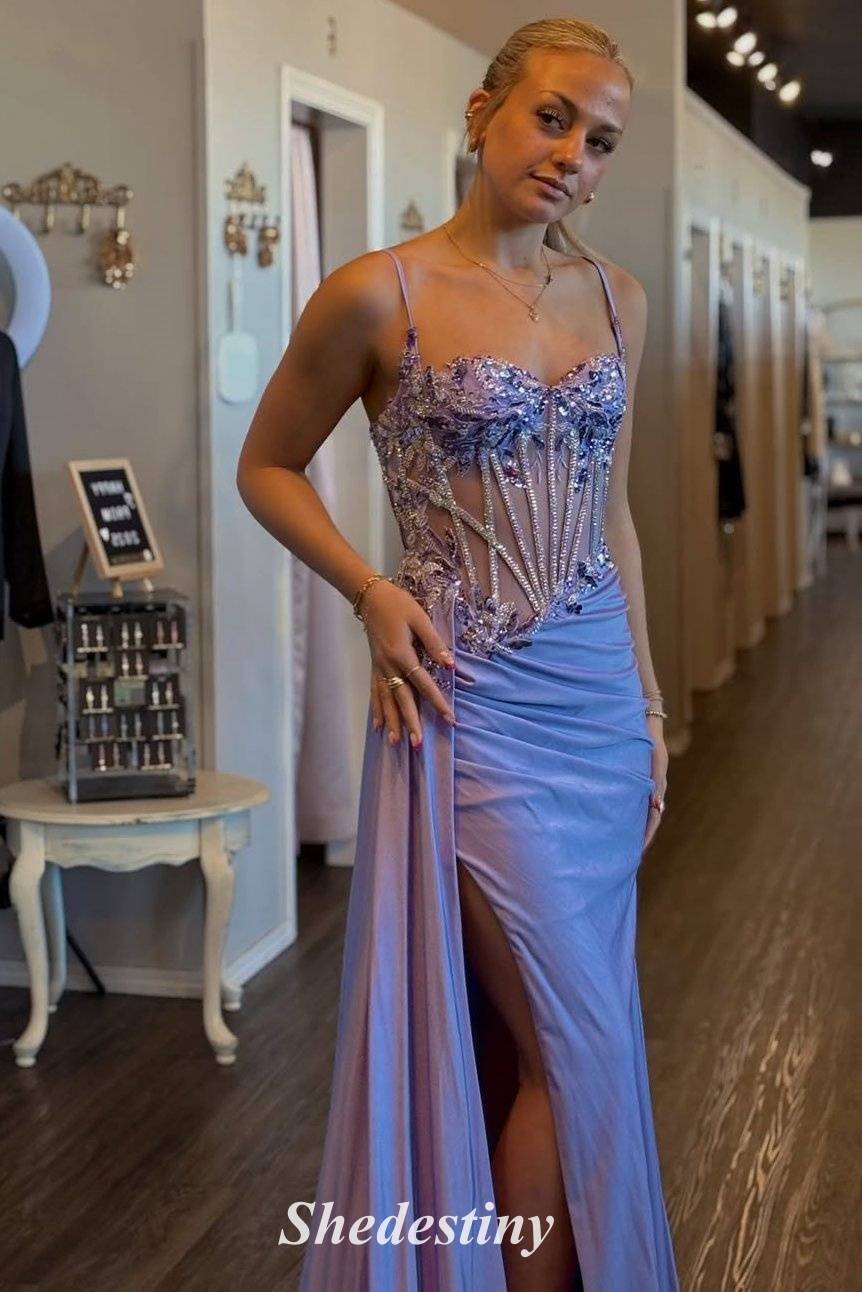Luxuriöses langes Ballkleid mit Perlenapplikationen und Herzausschnitt 