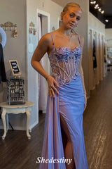 Luxuriöses langes Ballkleid mit Perlenapplikationen und Herzausschnitt 