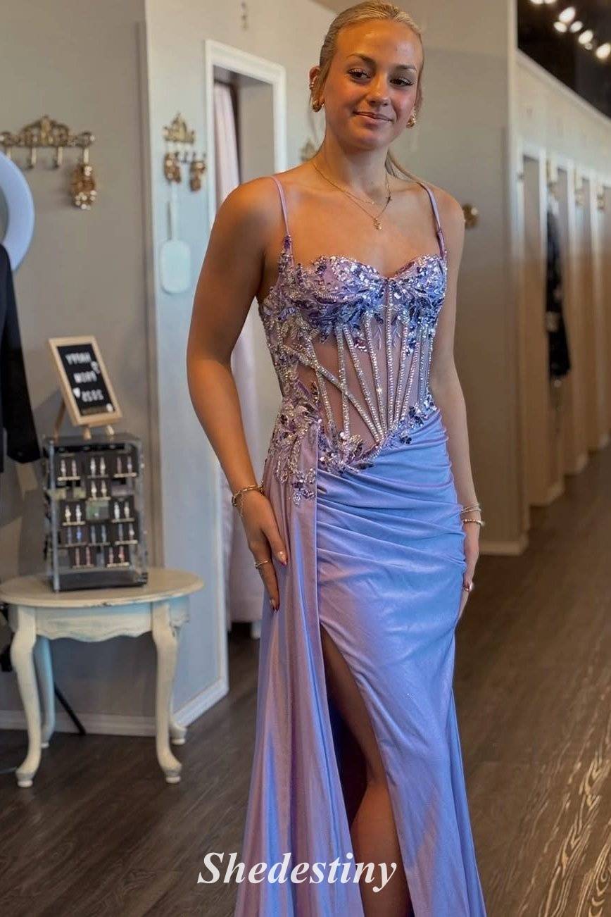 Luxuriöses langes Ballkleid mit Perlenapplikationen und Herzausschnitt 