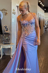 Luxuriöses langes Ballkleid mit Perlenapplikationen und Herzausschnitt 