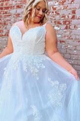 White Tulle Appliques V-Neck Long Wedding Dress