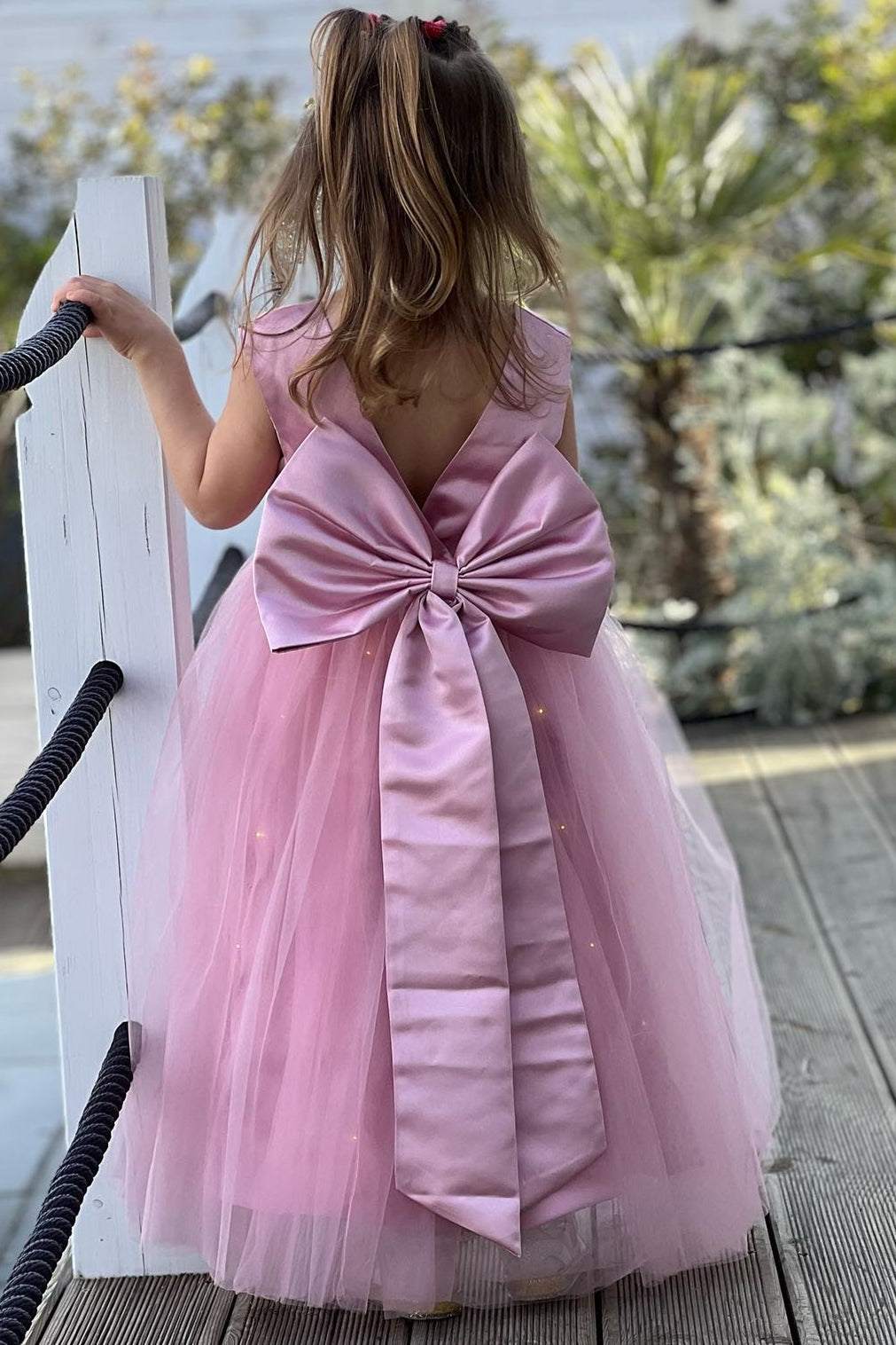 Entzückendes Altrosa-Mädchen-Partykleid in A-Linie mit Rundhalsausschnitt und Schleife am Rücken