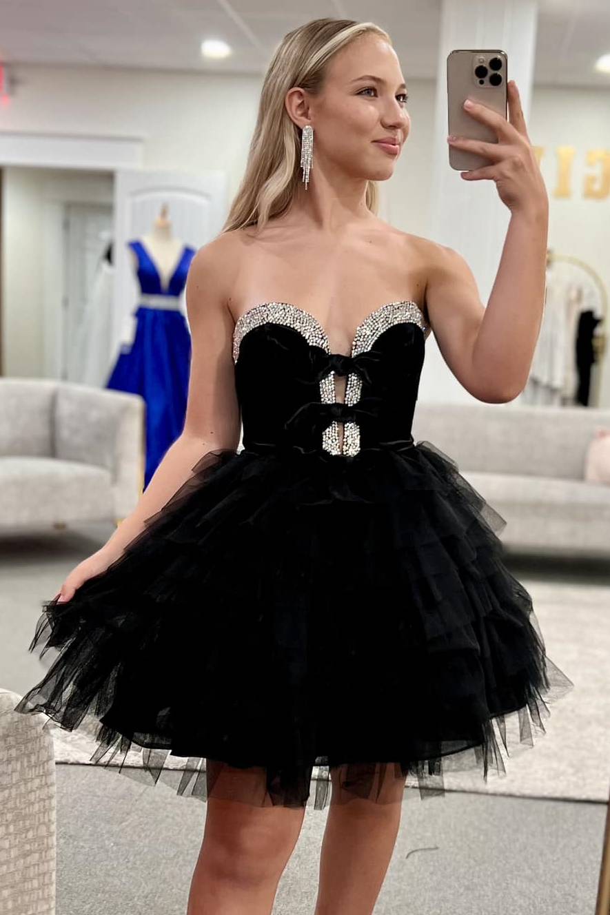 Trägerloses Homecoming-Kleid aus gestuftem Tüll mit Strasssteinen und Schlüssellöchern