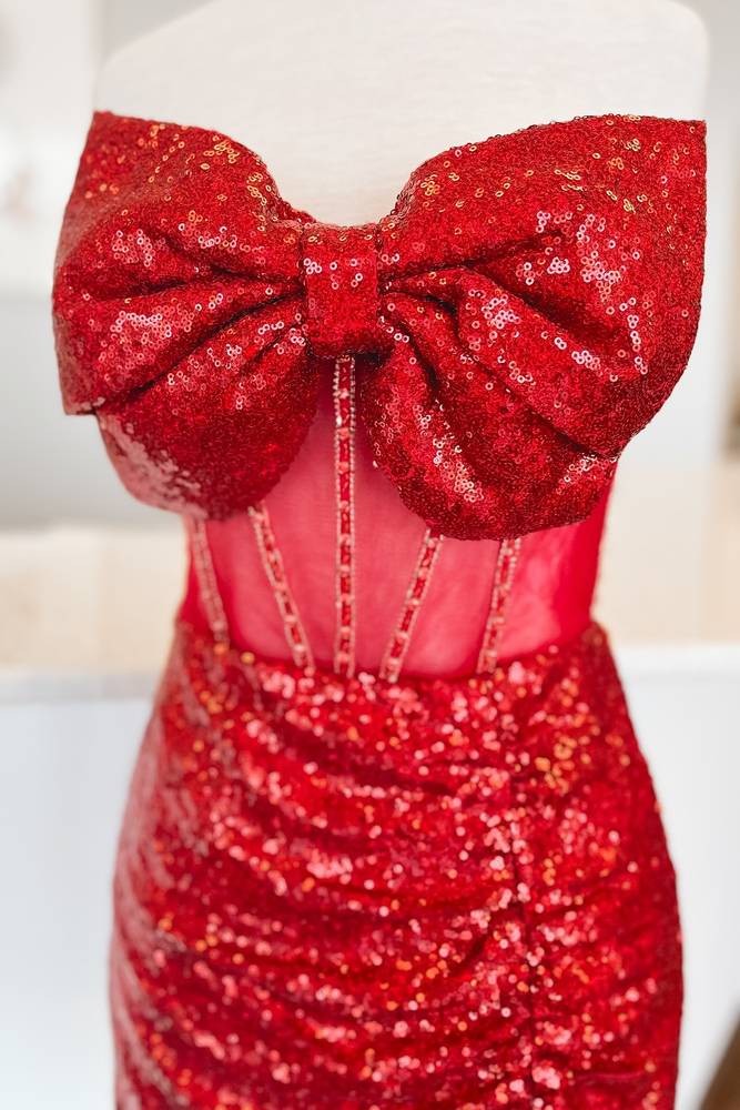 Rotes, trägerloses, figurbetontes Homecoming-Kleid mit Pailletten und Schleife