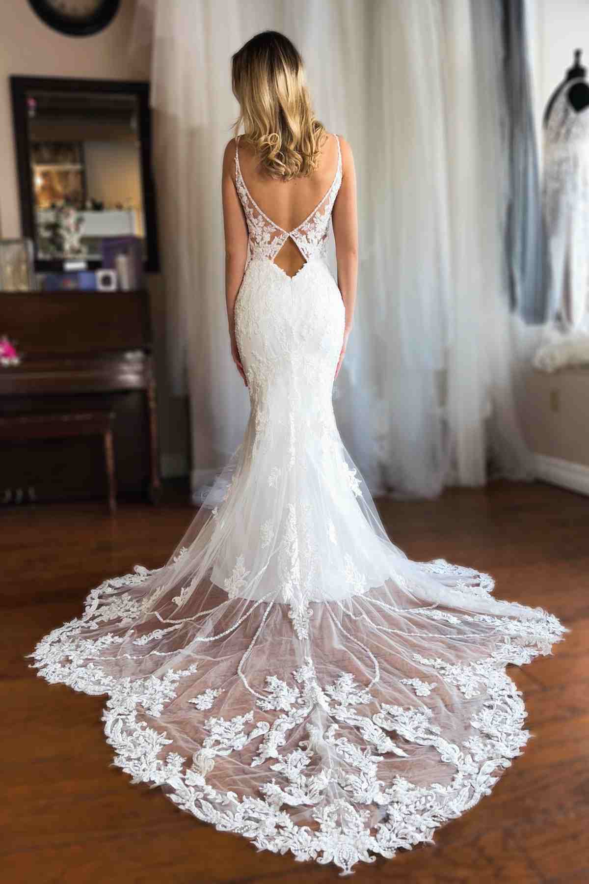 Romantic Mermiad Lace V-Neck Wedding Dress with Applique