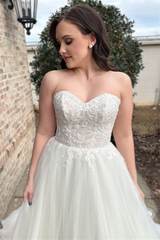 White Strapless Appliques Tulle A-line Long Wedding Dress