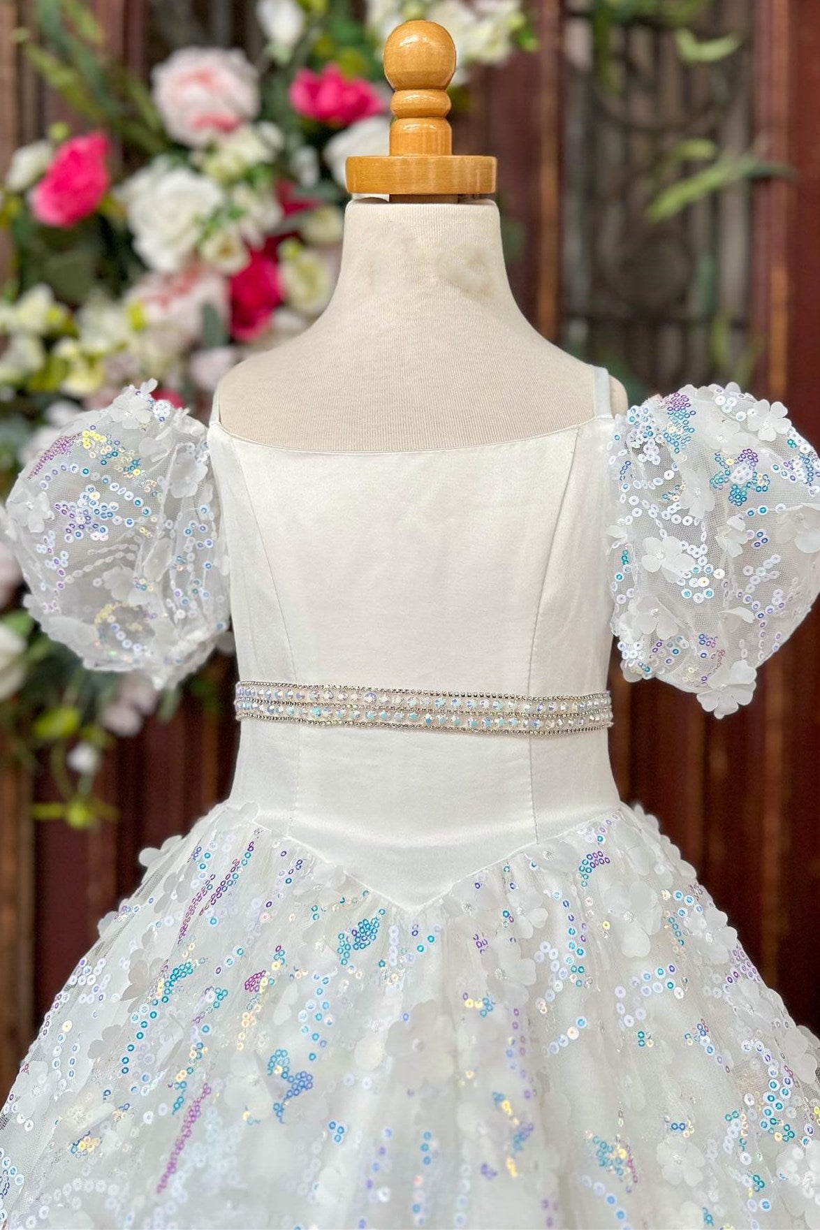 Weißes schulterfreies A-Linien-Blumenmädchenkleid aus Tüll mit 3D-Blumenspitze