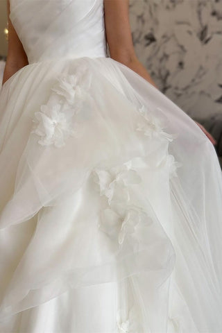 Trägerloses, gerüschtes, langes Brautkleid in A-Linie aus elfenbeinfarbenem Tüll mit Blumen