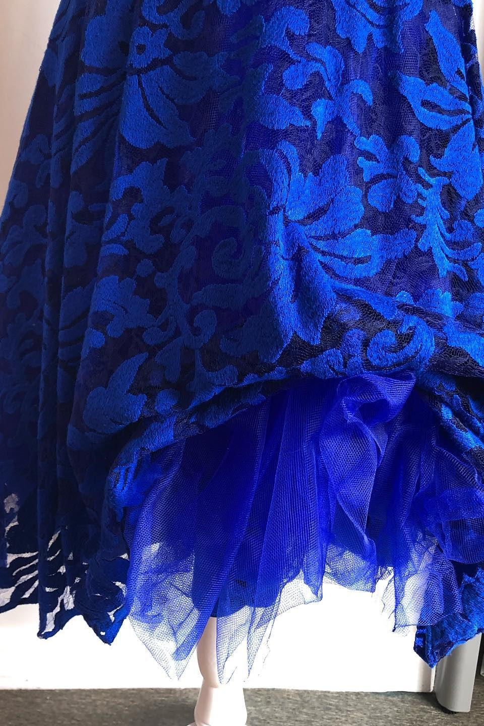 Kurzes A-Linien-Brautmutterkleid aus königsblauer Spitze mit Flügelärmeln
