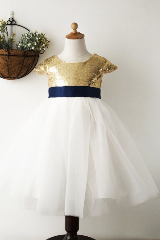 A-Linien-Kleid für Blumenmädchen aus gold-weißer Spitze mit Bindegürtel