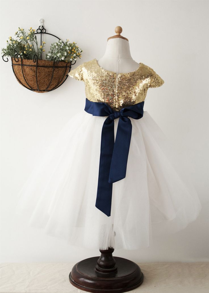 A-Linien-Kleid für Blumenmädchen aus gold-weißer Spitze mit Bindegürtel