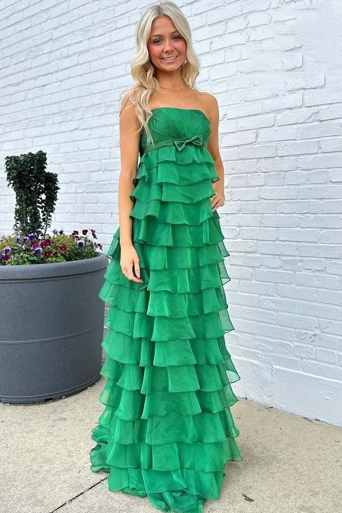Grünes trägerloses langes Abendkleid in A-Linie mit Stufenrüschen