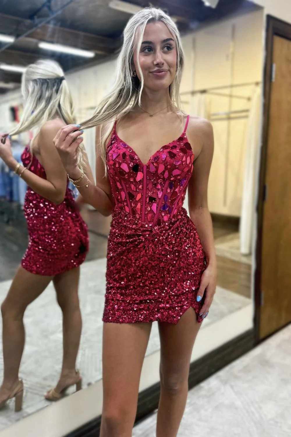 Figurbetontes Homecoming-Kleid mit Pailletten und Schlitz im Cut Glass Mirror