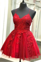 Rotes kurzes Homecoming-Kleid aus Tüll mit Spaghettiträgern und Applikationen