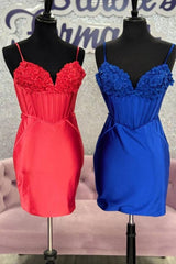 Rotes, enges, kurzes Homecoming-Kleid mit Spaghettiträgern und 3D-Blumenapplikation