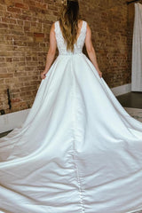 White Appliques Plunge Neck Backless Long Wedding Dress