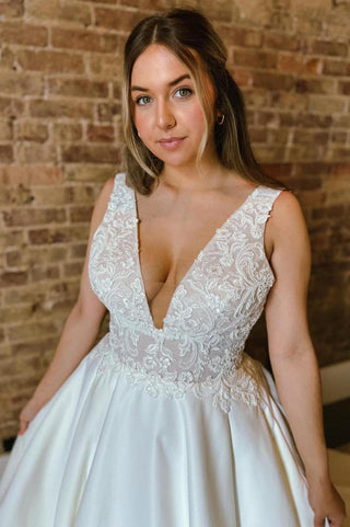 White Appliques Plunge Neck Backless Long Wedding Dress