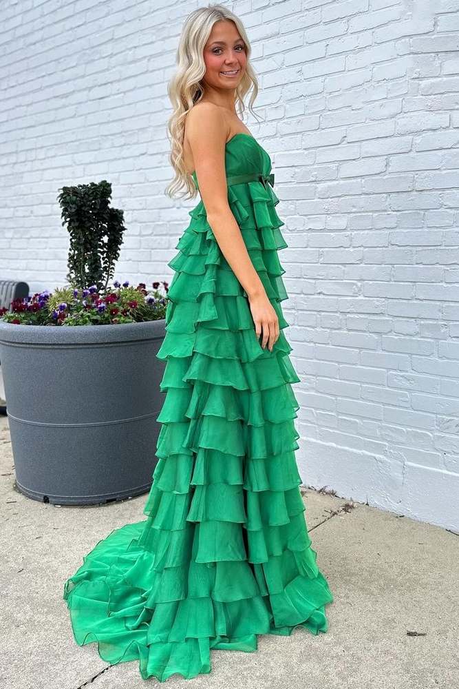 Grünes trägerloses langes Abendkleid in A-Linie mit Stufenrüschen