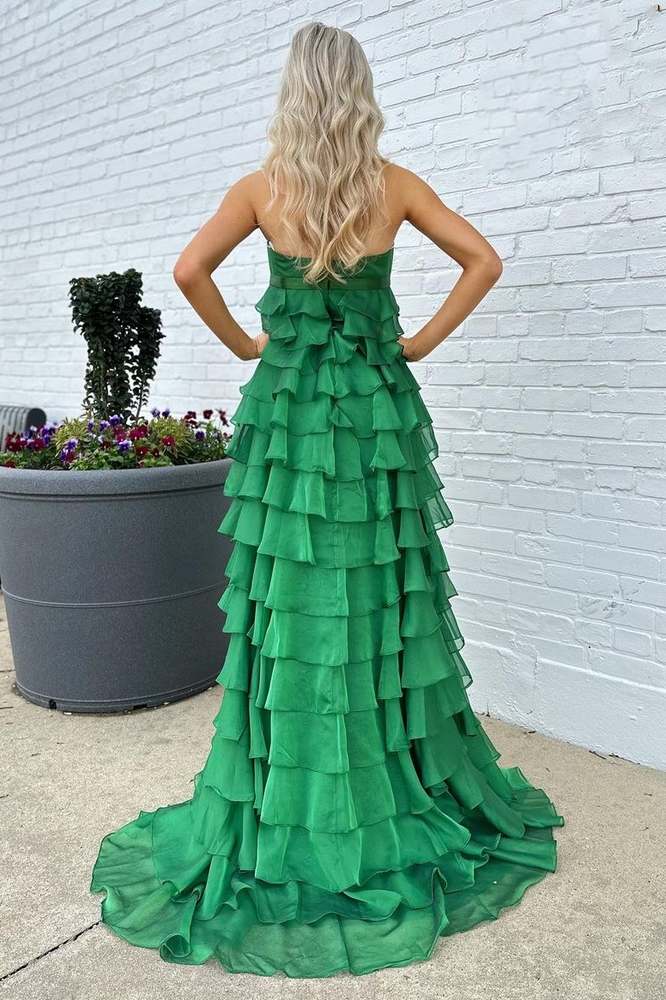 Grünes trägerloses langes Abendkleid in A-Linie mit Stufenrüschen