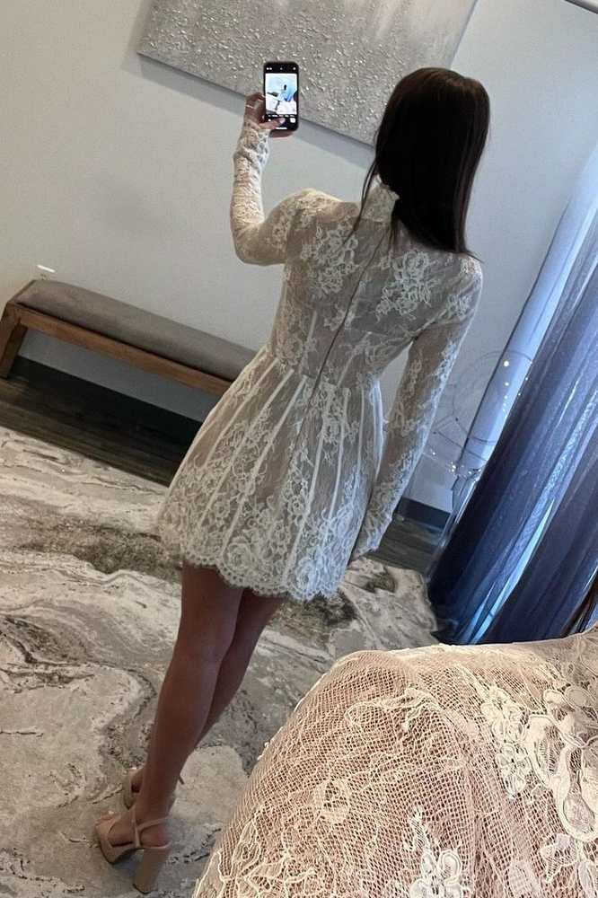 Kurzes Homecoming-Kleid aus Spitze mit Applikationen im A-Linien-Korsett und langen Ärmeln