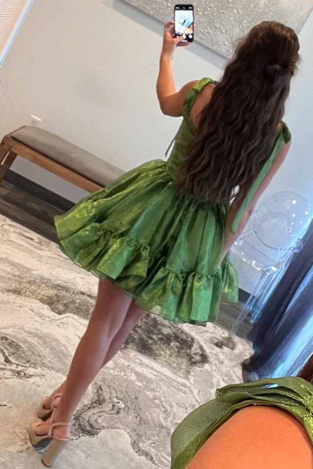 Kurzes Cocktailkleid mit Herzausschnitt und Spaghettiträgern