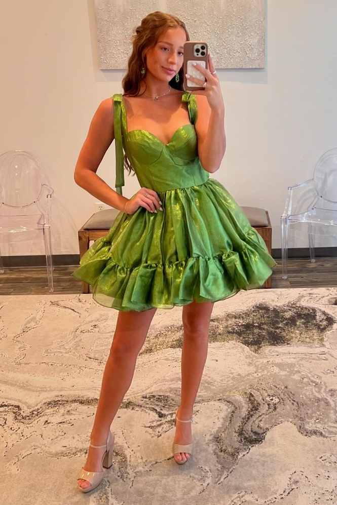 Kurzes Cocktailkleid mit Herzausschnitt und Spaghettiträgern