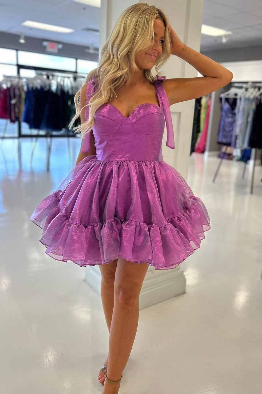 Kurzes Cocktailkleid mit Herzausschnitt und Spaghettiträgern