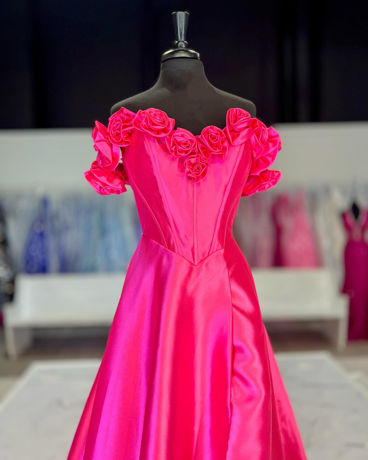 Fuchsiafarbenes schulterfreies A-Linien-Ballkleid mit Korsett-Mieder