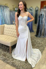 Luxuriöses langes Ballkleid mit Perlenapplikationen und Herzausschnitt 
