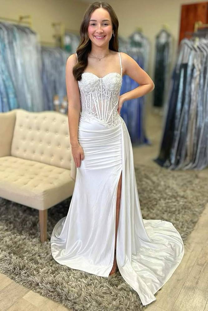 Luxuriöses langes Ballkleid mit Perlenapplikationen und Herzausschnitt 