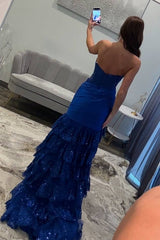 Rotes trägerloses, plissiertes Meerjungfrau-Ballkleid mit Pailletten und Rüschen
