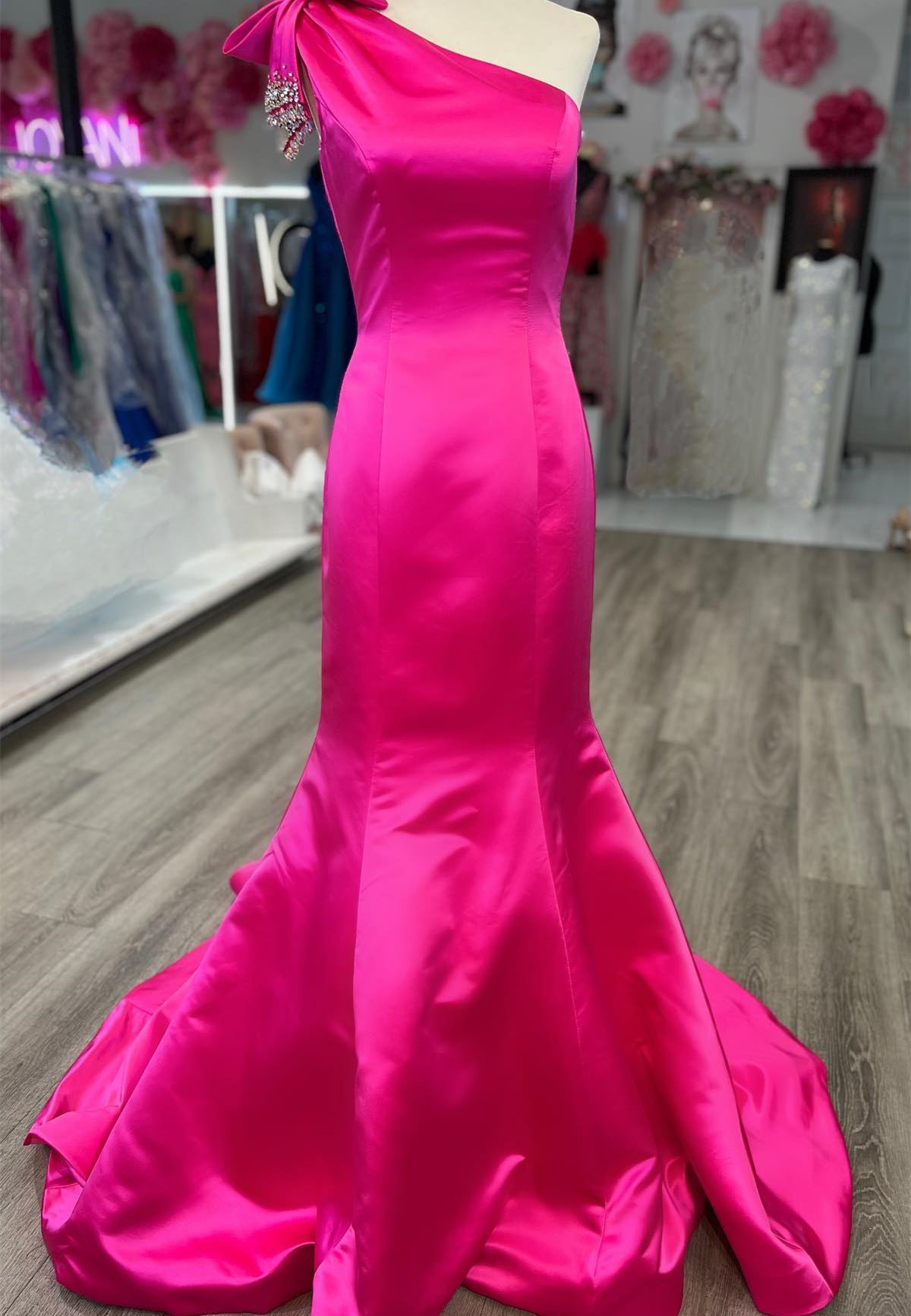 Langes, formelles Kleid mit pinkfarbener Schleife und One-Shoulder-Trompete