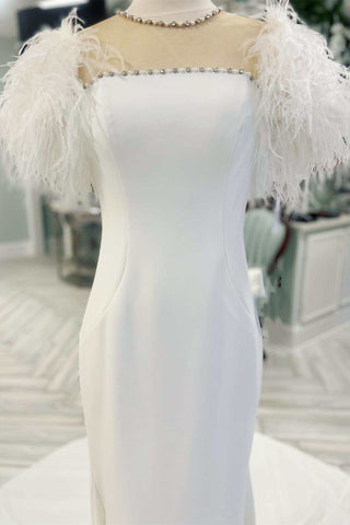 Langes Brautkleid im Meerjungfrau-Stil mit weißen Federn und Illusionsausschnitt