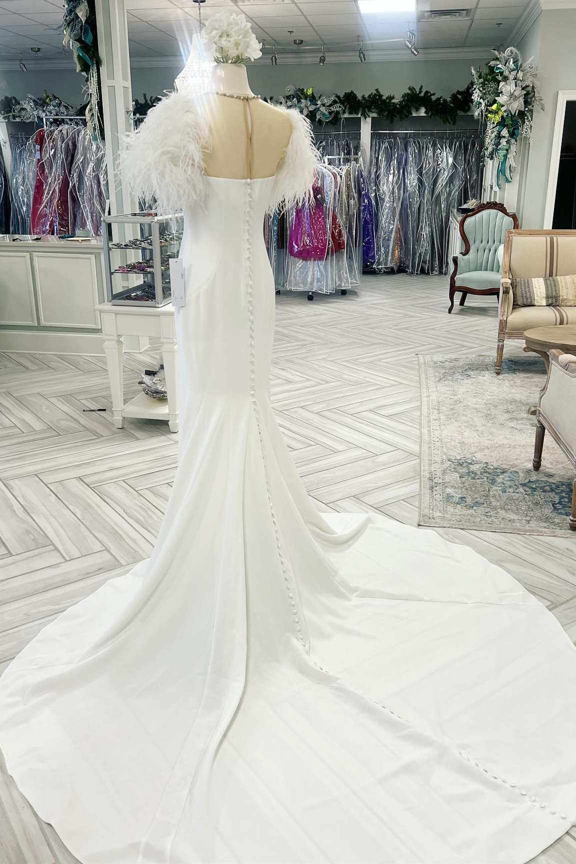 Langes Brautkleid im Meerjungfrau-Stil mit weißen Federn und Illusionsausschnitt