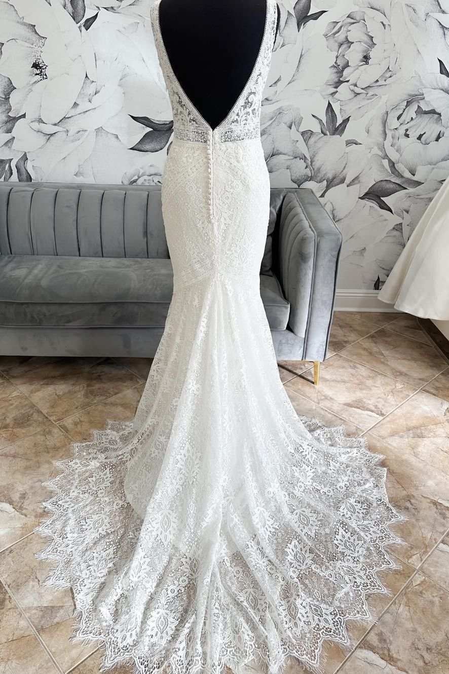 Langes Brautkleid im Meerjungfrau-Stil mit weißer Spitze und offenem Rücken