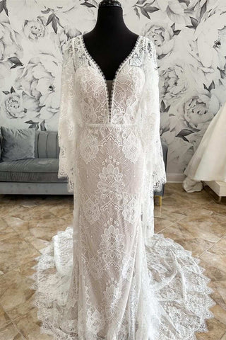 Langes Brautkleid im Meerjungfrau-Stil mit tiefem V-Ausschnitt aus weißer Spitze und Glockenärmeln