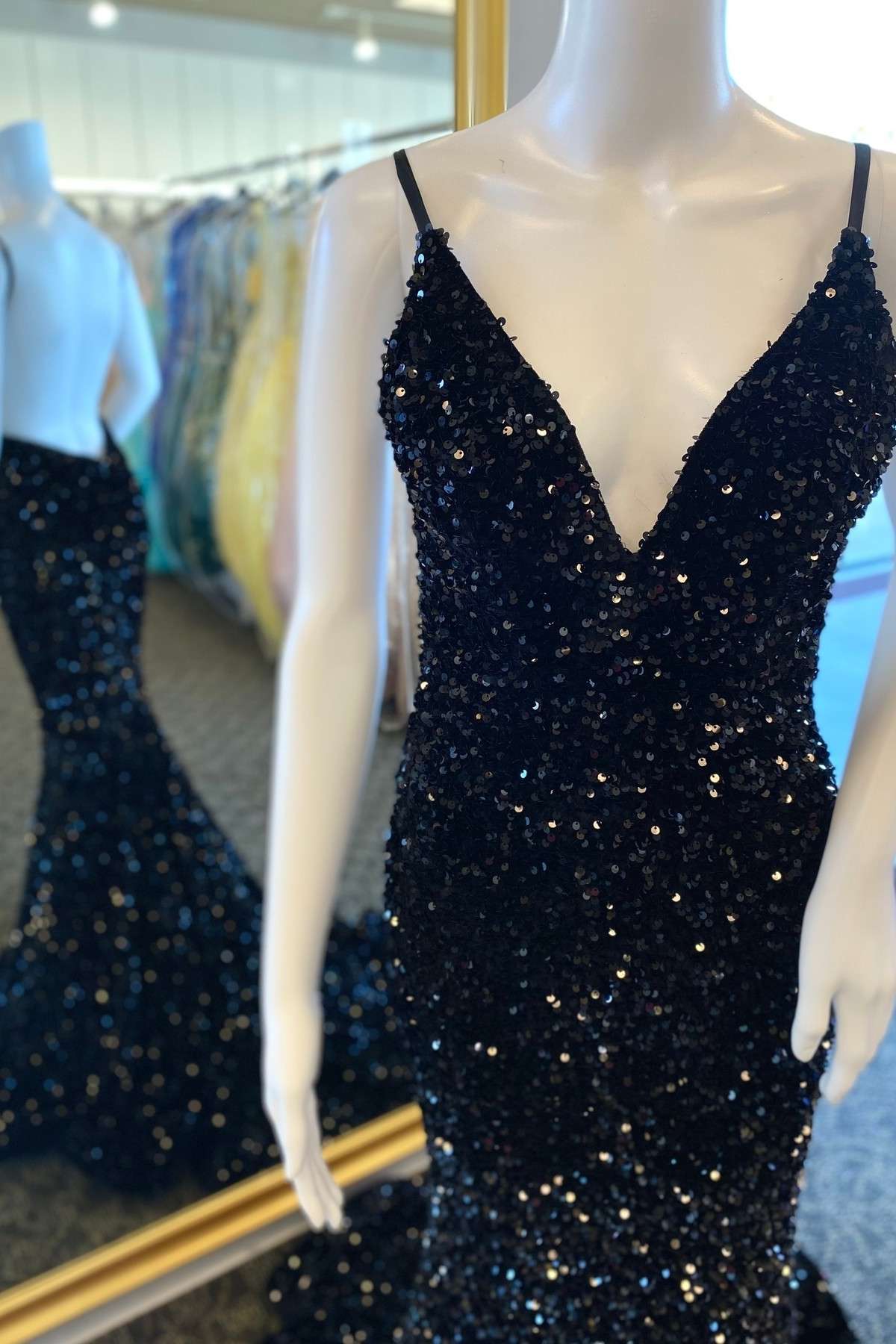 Schwarzes, langes Abendkleid im Meerjungfrau-Stil mit Pailletten, V-Ausschnitt und offenem Rücken