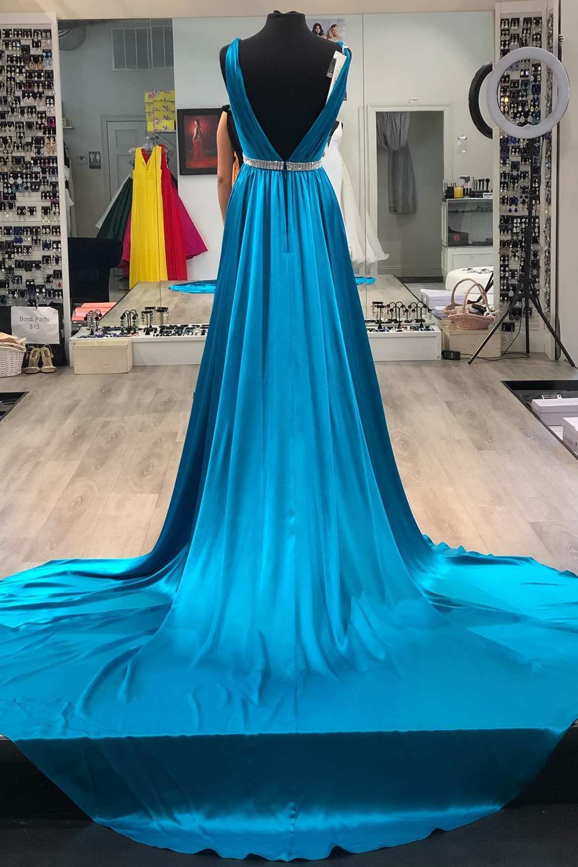 Blaugrünes langes formelles Kleid mit V-Gürtel und Schlitz