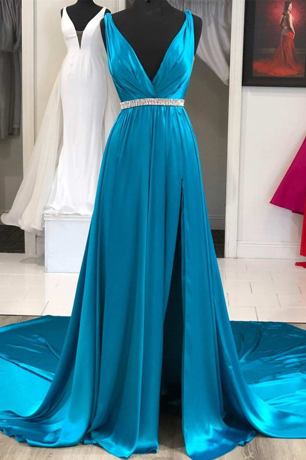 Blaugrünes langes formelles Kleid mit V-Gürtel und Schlitz