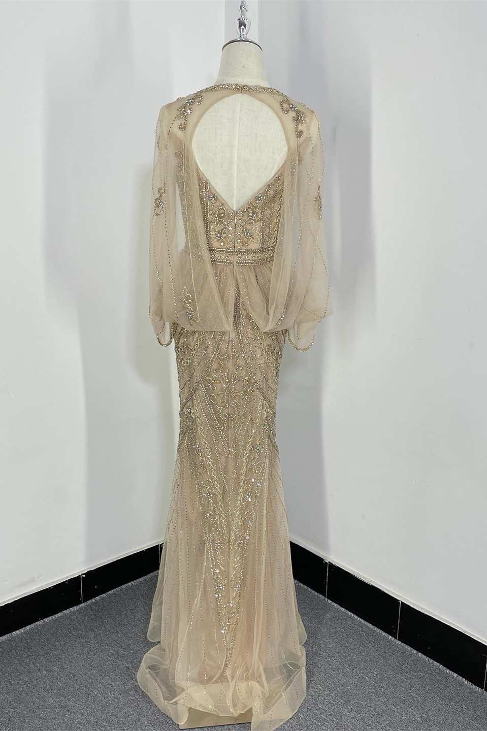 Langes, formelles Kleid im Meerjungfrau-Stil mit Champagnerperlen, geteiltem Ausschnitt und Umhang