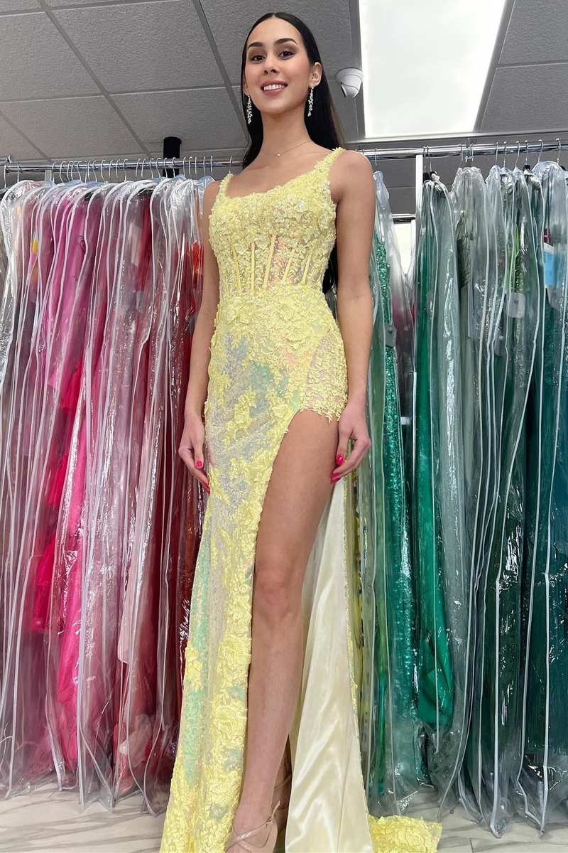 Hellgelbes, langes Abendkleid mit Paillettenapplikation im Meerjungfrau-Stil und Schlitz