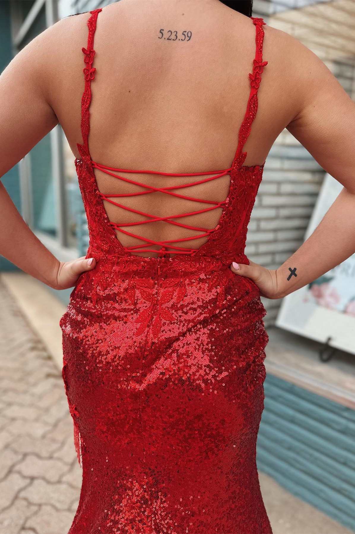 Langes Ballkleid im Meerjungfrau-Stil mit roten Paillettenapplikationen, Schnürung am Rücken und Schlitz